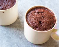 Bolo de chocolate de caneca na airfryer