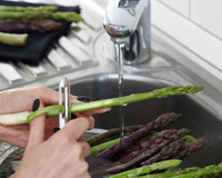 Como limpar aspargos: confira o passo a passo no TudoGostoso