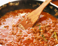 Adicionei essa fruta ao molho da carne moída: truque realça o sabor e transforma o prato caseiro com toque de chef