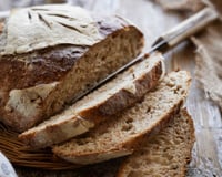 Quais são os benefícios do pão de fermentação natural, qual o melhor momento para consumi-lo e quais são as receitas caseiras fáceis?