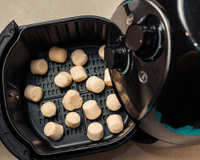 Pão de queijo na airfryer: dicas para acertar no preparo e ainda economizar no gás de cozinha