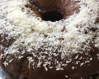 Bolo de chocolate com cobertura de brigadeiro