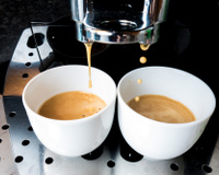 Prepare dois cafés de uma vez e faça cappuccinos cremosos nessa cafeteira com vaporizador pela metade do preço