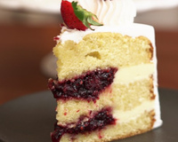 Bolo de Azeite Gallo Extra Virgem Reserva com frutas vermelhas e mousse de chocolate branco