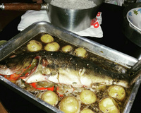 Tucunaré ao forno no molho vermelho