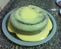 Bolo de canela com cobertura de chocolate branco