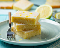 Brownie de limão com textura perfeita e cobertura cremosa: receita que surpreende a cada mordida