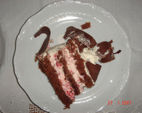 Bolo de chocolate recheado com morangos