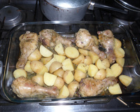 Coxa de frango assada com batatas