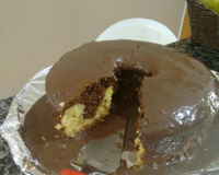 Bolo mesclado de baunilha e chocolate