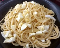 Massa alho e óleo com ovos cozidos