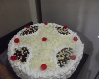 Bolo de chocolate com mousse branca e morangos