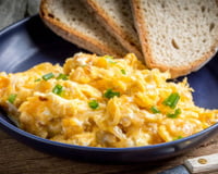 Ovos mexidos ficam 10 vezes mais saborosos quando você adiciona este ingrediente mexicano fresco, um clássico da culinária mexicana