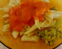 Macarrão com brócolis e molho de tomate