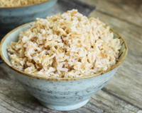 Arroz integral no micro-ondas é fácil de fazer e ainda economiza gás! Veja a receita completa e dicas para ficar delicioso