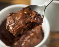 Bolo de chocolate na caneca pronto em 7 minutos é a receita que salva o meu café da tarde todos os dias