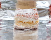 Bolo gelado de coco embrulhado no papel-alumínio é a receita da vovó que faz sucesso de geração em geração na minha família há mais de 100 anos