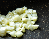 Pare de refogar o alho em fogo alto: o erro pode deixá-lo amargo e estragar o sabor da receita