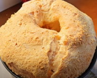 Sem trigo e sem fermento: aprenda a fazer um bolo de polvilho como você nunca viu e que não murcha ao sair do forno