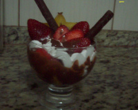 Salada de frutas com chantilly