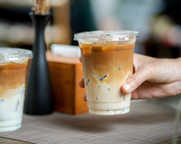 Um café gelado, por favor! Entenda a diferença entre iced coffee, cold brew, frappé e affogato e veja como preparar as bebidas