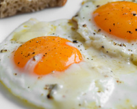 Seus ovos fritos ficarão extremamente saborosos se você adicionar o seguinte ingrediente à frigideira antes de fritar