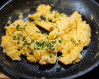 Com apenas um ingrediente seus ovos mexidos vão ficar iguais ao de café da manhã de hotel: cremoso e muito mais saboroso que o preparo comum