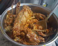 Galinha caipira com açafrão