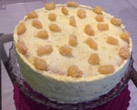 Bolo com recheio de creme de abacaxi com coco ralado