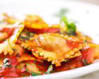 Ravioli caseiro de Shimeji, Shiitake e Cream Cheese com molho de tomates e manjeicão