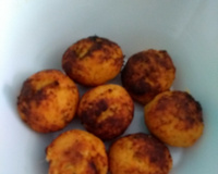 Almôndegas de frango recheadas com queijo
