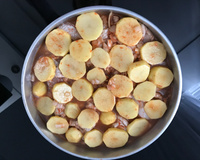 Sobre coxas de frango assadas com batata