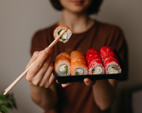 Sobrou do delivery? Aprenda essa dica INFALÍVEL para impedir que o sushi fique seco na geladeira