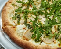 Massa de pizza de liquidificador sem glúten com rúcula
