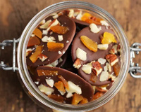 Aprenda a fazer mendiants em casa: esses discos de chocolate com frutas secas são minha sobremesa pós-almoço favorita