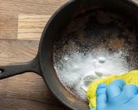 "Sua frigideira não está velha e sem aderência, ela só perdeu o preparo": esse é o truque para salvar sua frigideira que gruda tudo