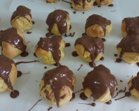 Carolina ou bomba de doce de leite com chocolate