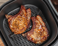 A melhor bisteca de porco que já comi saiu da air fryer (e ficou pronta rapidinho!)