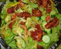 Salada mista com molho de tomate seco