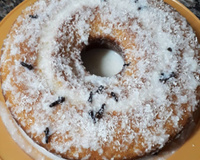 Bolo simples de coco com cobertura de chocolate (muito fácil)