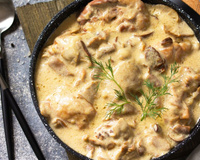 Bifinhos de peru com natas e cogumelos (rápido de fazer)