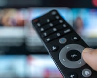 Combo com 2 Smart TVs Samsung tem menor preço do ano na Amazon e é opção para renovar a casa