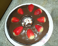 Bolo fácil de chocolate com pedacinhos de morango