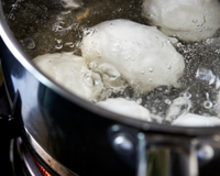 Por que você deve sempre adicionar uma fatia de limão à água do cozimento dos ovos