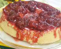 Brigadeirão branco com calda de morango: sobremesa deliciosa