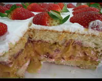 Bolo com doce de leite e morango da Tamy