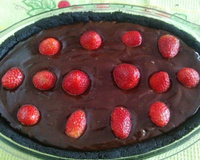 Torta de biscoito de chocolate recheado de baunilha, chocolate e morangos