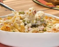 Você vai querer fazer este macarrão assado do TudoGostoso toda semana: cremoso por dentro e com queijo gratinado por cima criando uma crosta douradinha