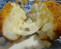 Bolinho de arroz com batata recheado de queijo