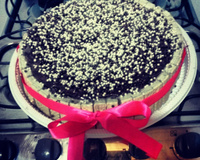 Bolo de chocolate com recheio de morango e palitinhos